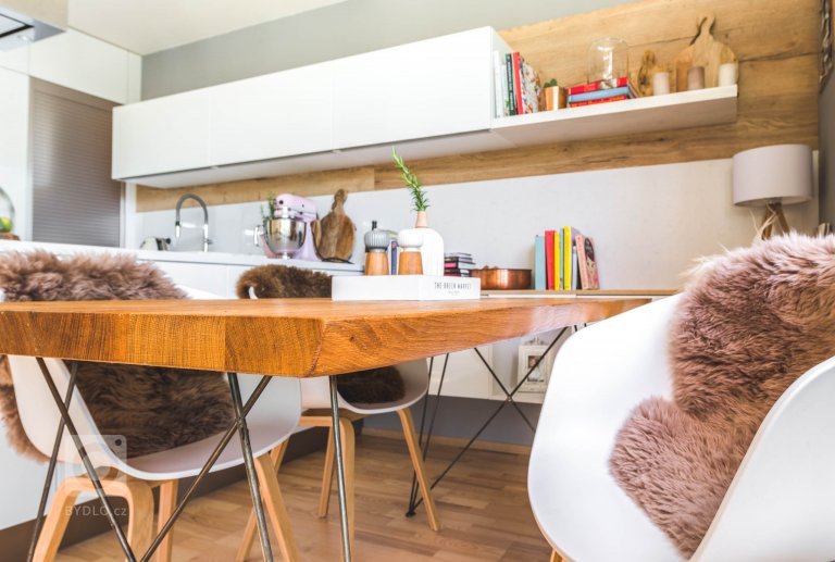 V kuchyni Top White Gloss se od první chvíle budete cítit jako doma. Vše je tu vyladěno přesně tak, jak to máte rádi. Vysoká potravinová skřín s výsuvem…