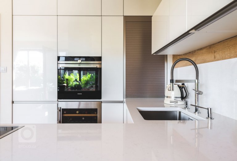 V kuchyni Top White Gloss se od první chvíle budete cítit jako doma. Vše je tu vyladěno přesně tak, jak to máte rádi. Vysoká potravinová skřín s výsuvem…