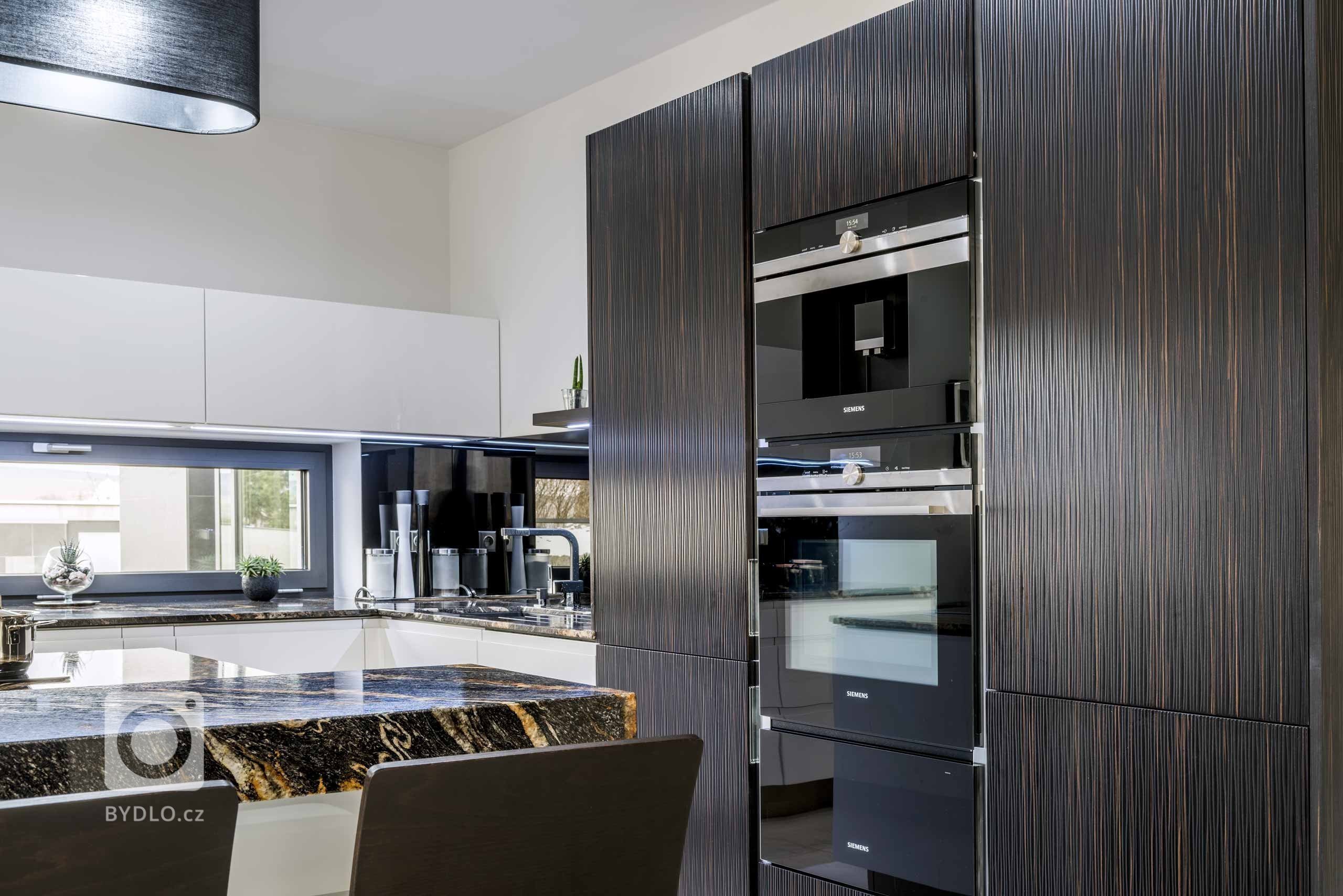 Chytrá řešení mají svůj půvab sama o sobě. Pokud je navíc vybavíte promyšleným šarmem lesklých bílých ploch, dýhovanými 3D dvířky Wawe Eben s profilem a žulou…