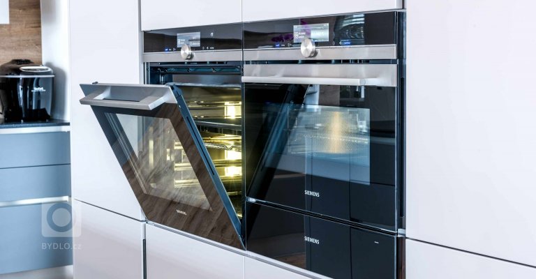 Užijte si to nejlepší z obou světů. Představujeme přirozenou kombinaci praktických materiálů s nejmodernějšími technologiemi. Lakované skříňky ve světlém i…