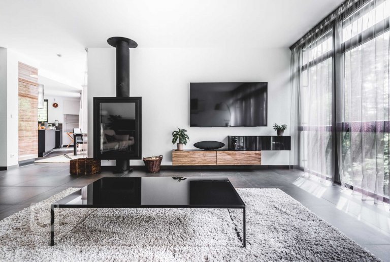 Luxusní tmavá dvířka Top Akryl Matt Black navazují na skříně s vysokým leskem v dřevěném dezénu Oliva, díky čemuž místnost získává neutuchající energii a…