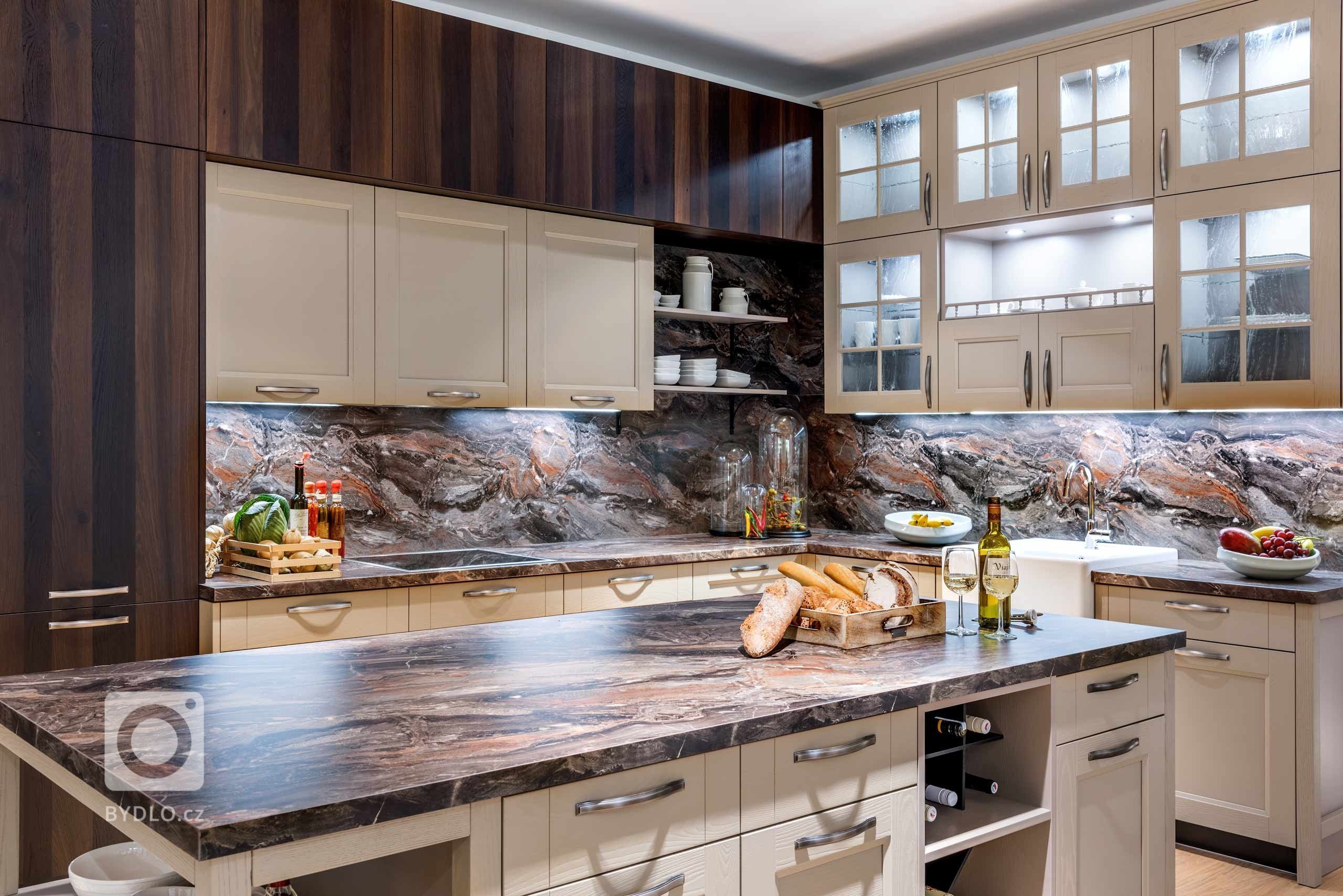 Neustále přemýšlíme, jak vylepšit perfektní. Výsledkem je mimo jiné i nová sestava Emotion. Tmavé stěny z kouřového dubu se v ní nápaditě střídají s…