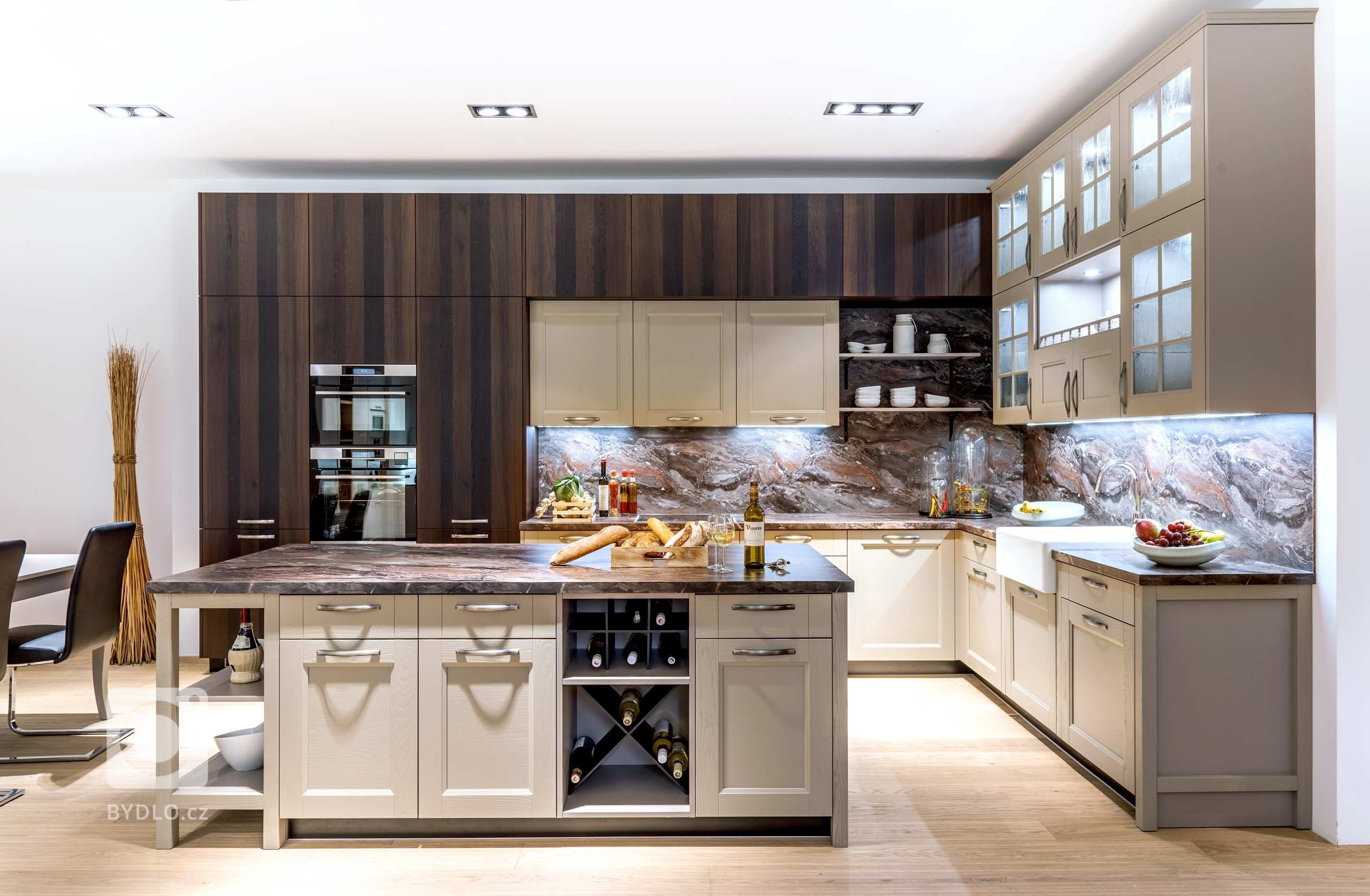 Neustále přemýšlíme, jak vylepšit perfektní. Výsledkem je mimo jiné i nová sestava Emotion. Tmavé stěny z kouřového dubu se v ní nápaditě střídají s…