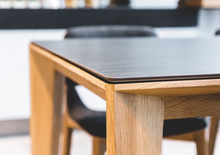 Vysoké skříně mají lakovaná dvířka v leštěném lesku ve dvou odstínech šedi, takže vám nikdy nezevšední. Napravo je do nich včleněna spotřebičová zóna,…