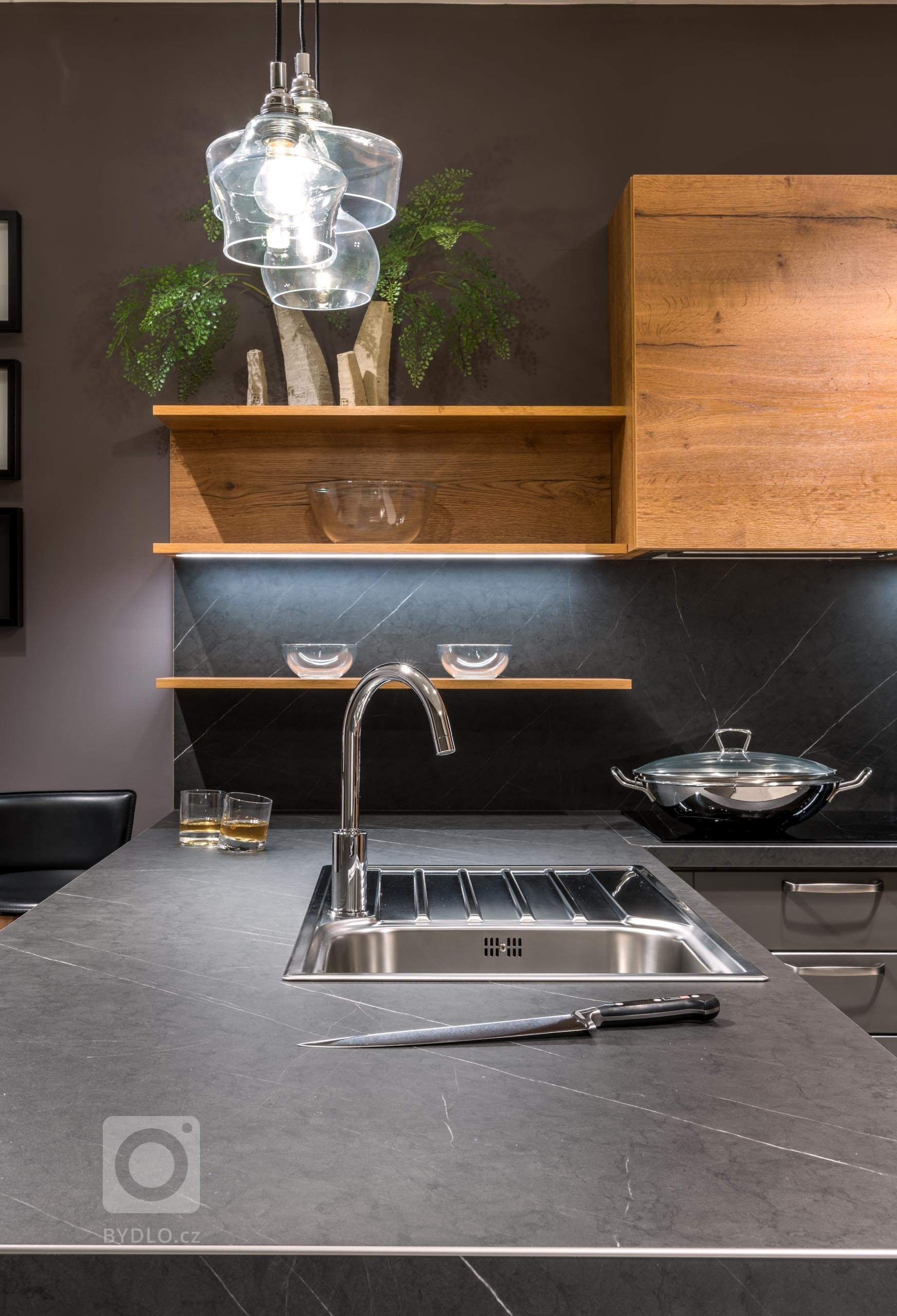 Novinka, skvělá na pohled i na provoz. Kuchyně COGNAC vyrobena novou technologií synchronního póru.

Dub Straight Cognac
DŘEVĚNÝ DEKOR &ndash; LAMINO

…