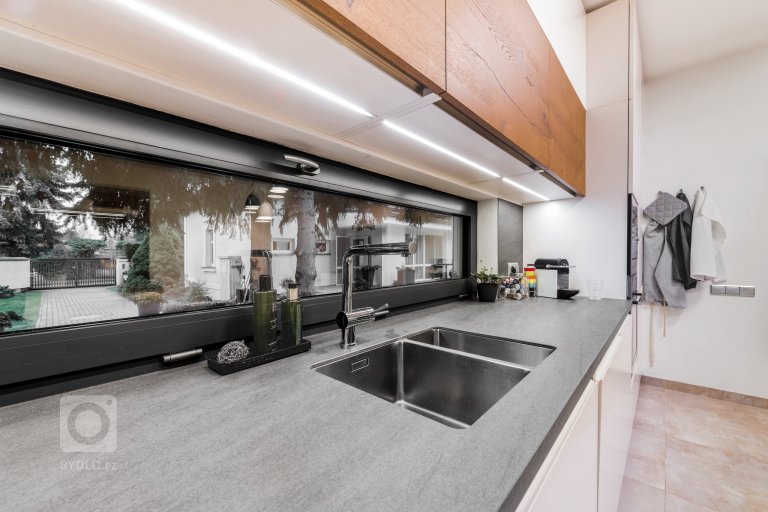 add picture to album