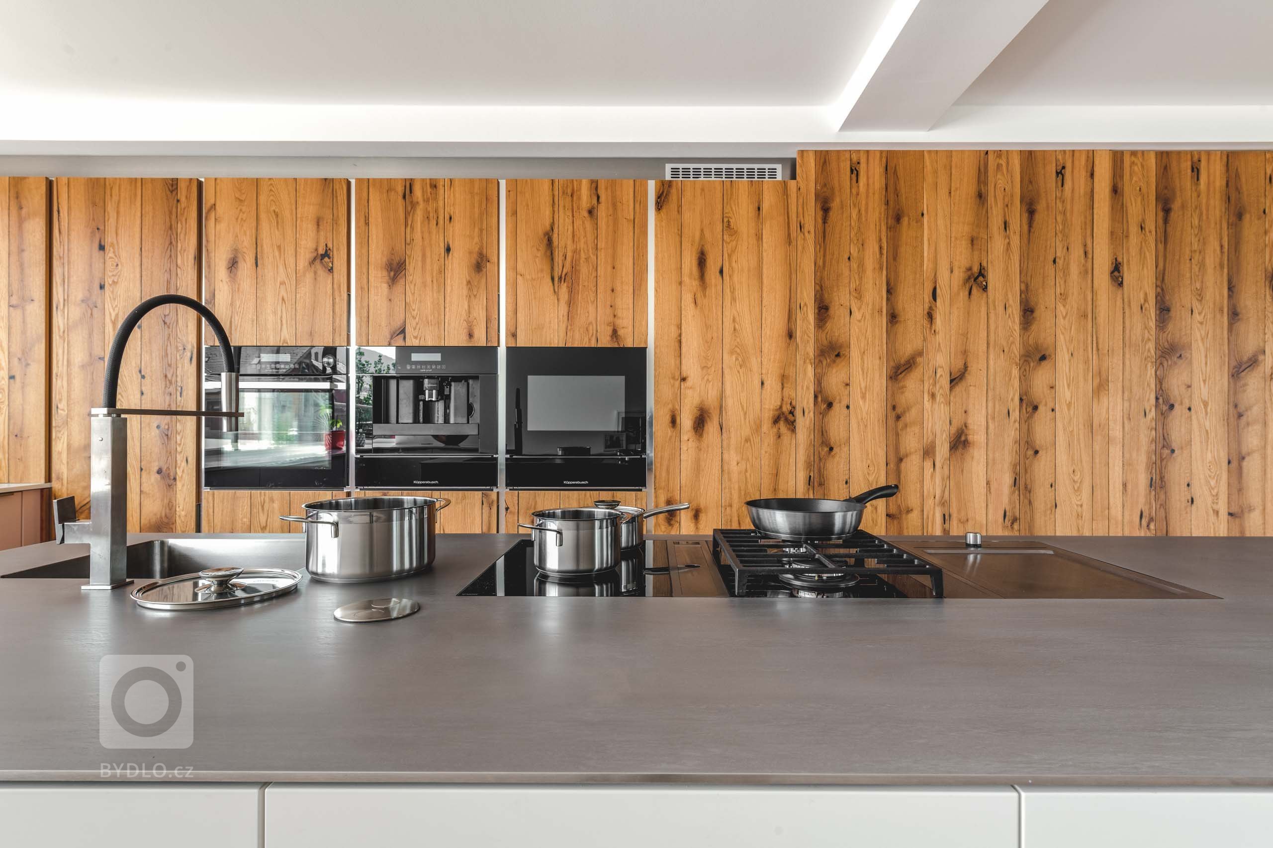 TOP EVERMATT | DUB STARÝ
PŘÍRODNÍ SHOWROOM. PŘÍMO U VÁS DOMA.

&nbsp;

Proč by nás zdi měly oddělovat od přírody? V této kuchyňské sestavě se venkovní…