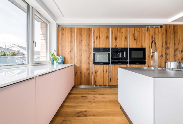 TOP EVERMATT | DUB STARÝ
PŘÍRODNÍ SHOWROOM. PŘÍMO U VÁS DOMA.

&nbsp;

Proč by nás zdi měly oddělovat od přírody? V této kuchyňské sestavě se venkovní…