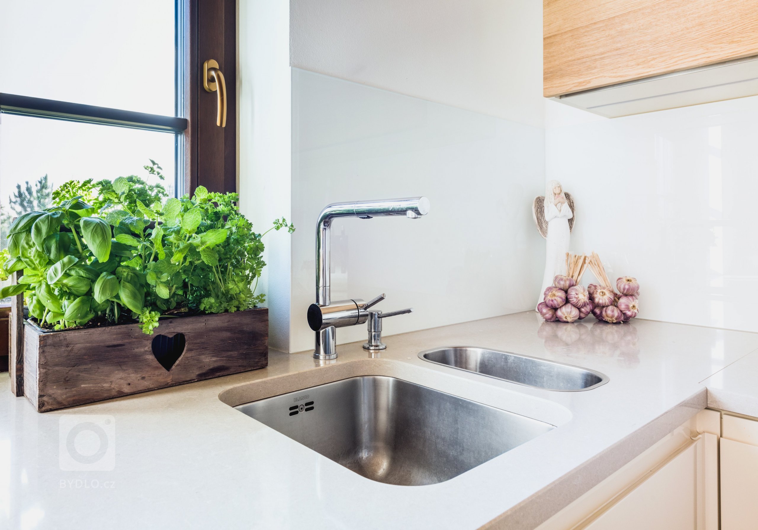 Dokonalost v každém detailu.
Provedení: Lak lesk / Dýha dub kartáčovaný
Barva: Cream
