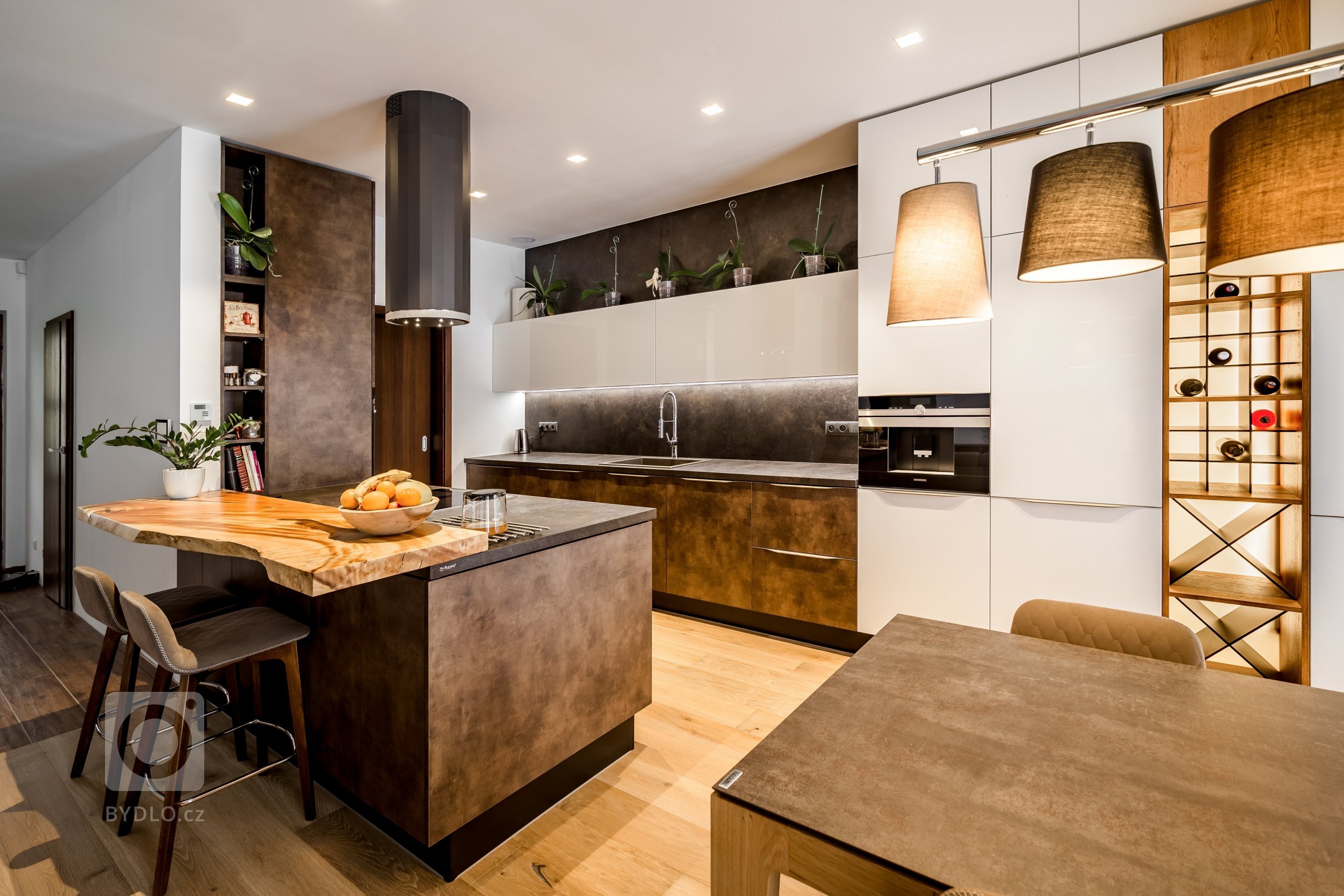 Součástí této nové kuchyně je barová deska z kvalitního masivního dřeva, která rozšiřuje pracovní plochu a zároveň dodává kuchyni nový rozměr. Pracovní deska z…