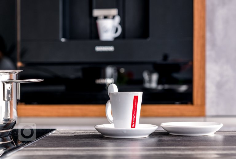 add picture to album