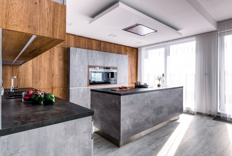 Kuchyňská linka v barvě betonu podtrhne originalitu Vašeho domova. Je skvělým prostředkem k docílení architektonické svéráznosti a navíc dokáže potlačit…