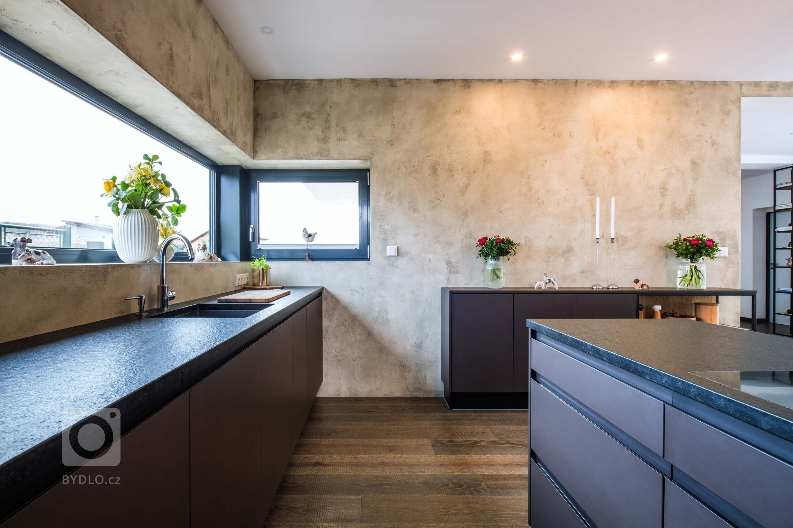 Překrásná kuchyň, kde jsou využity nejnovější materiály a funkce, kladoucí důraz na ergonomii. V této kuchyni je efektivně využitý prostor, zvolené skříňky…