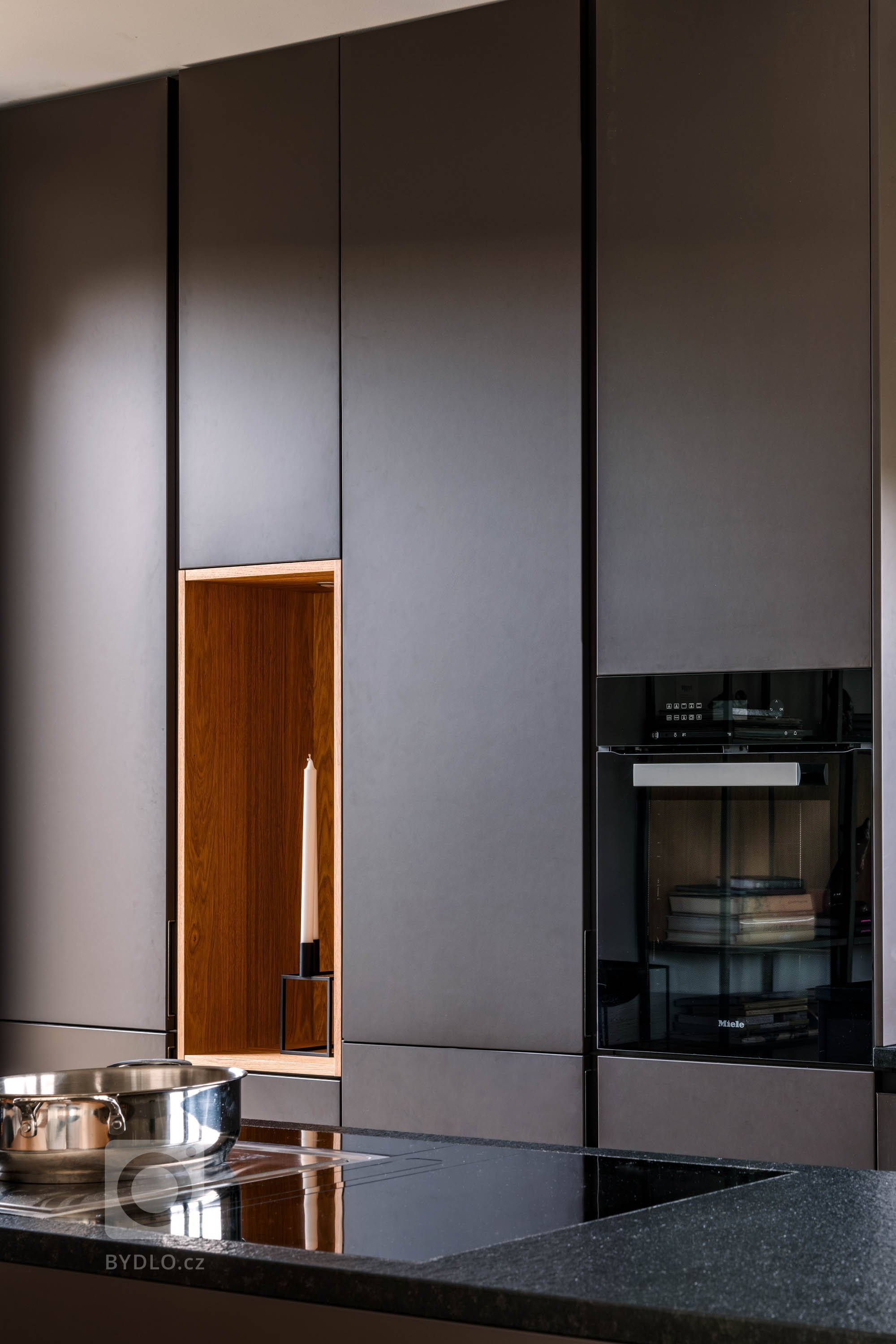 Překrásná kuchyň, kde jsou využity nejnovější materiály a funkce, kladoucí důraz na ergonomii. V této kuchyni je efektivně využitý prostor, zvolené skříňky…