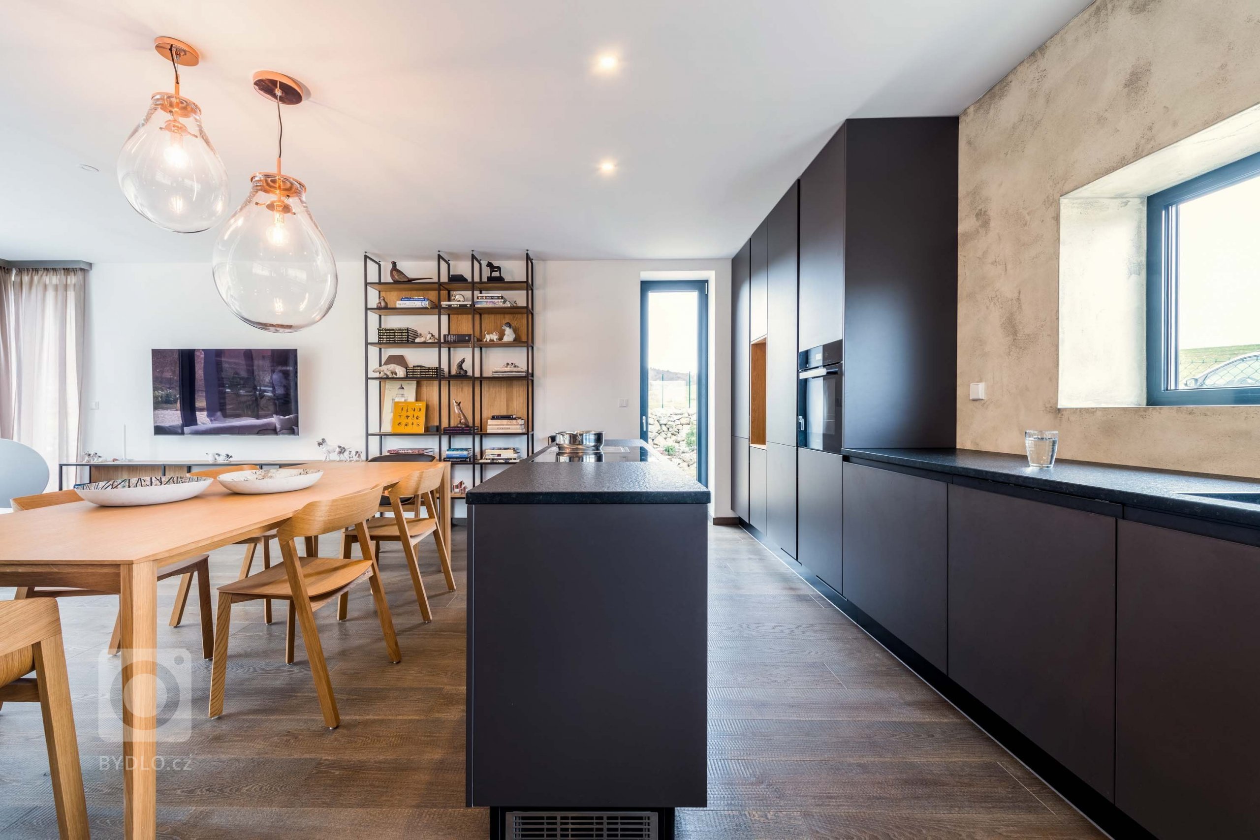 Překrásná kuchyň, kde jsou využity nejnovější materiály a funkce, kladoucí důraz na ergonomii. V této kuchyni je efektivně využitý prostor, zvolené skříňky…