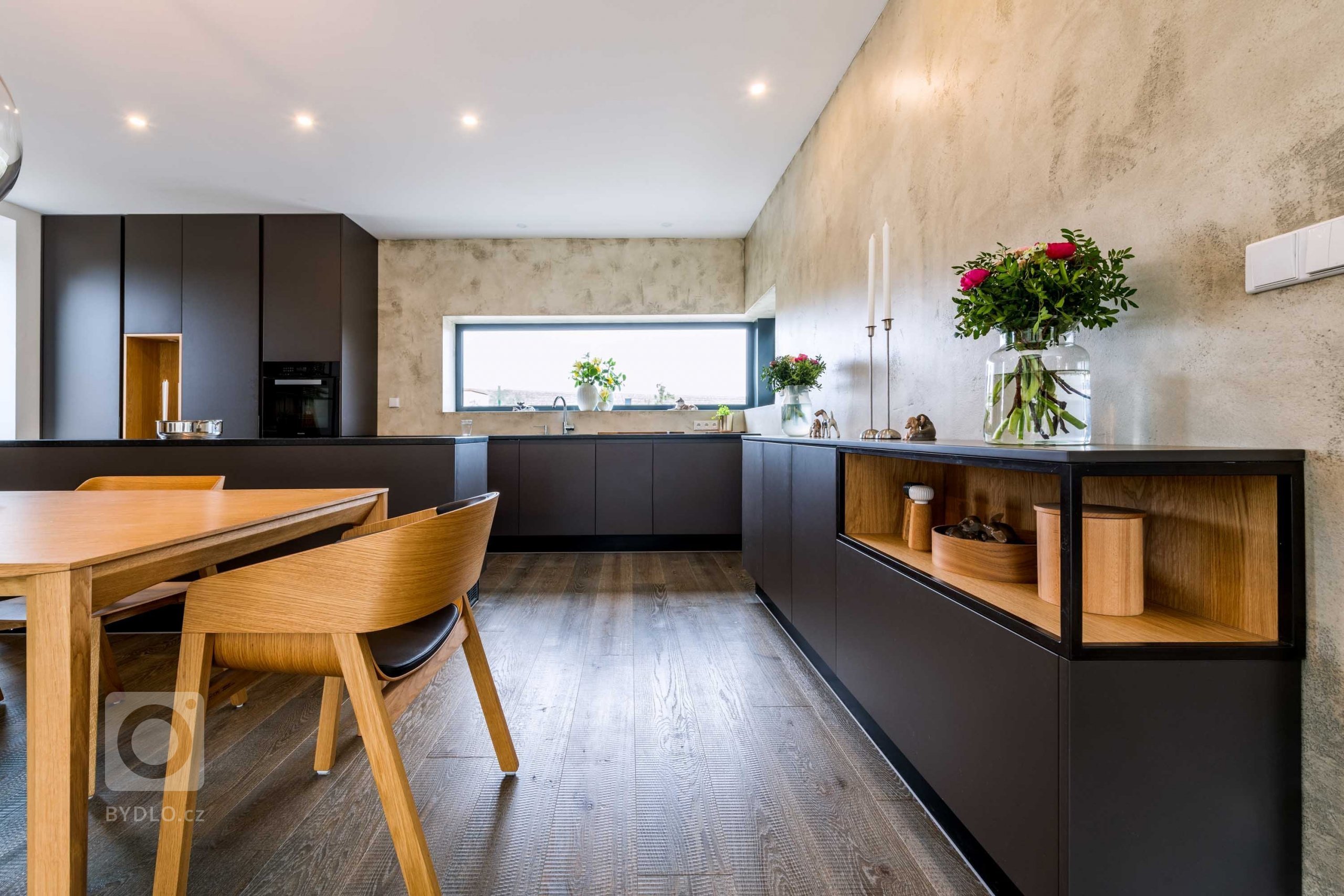 Překrásná kuchyň, kde jsou využity nejnovější materiály a funkce, kladoucí důraz na ergonomii. V této kuchyni je efektivně využitý prostor, zvolené skříňky…