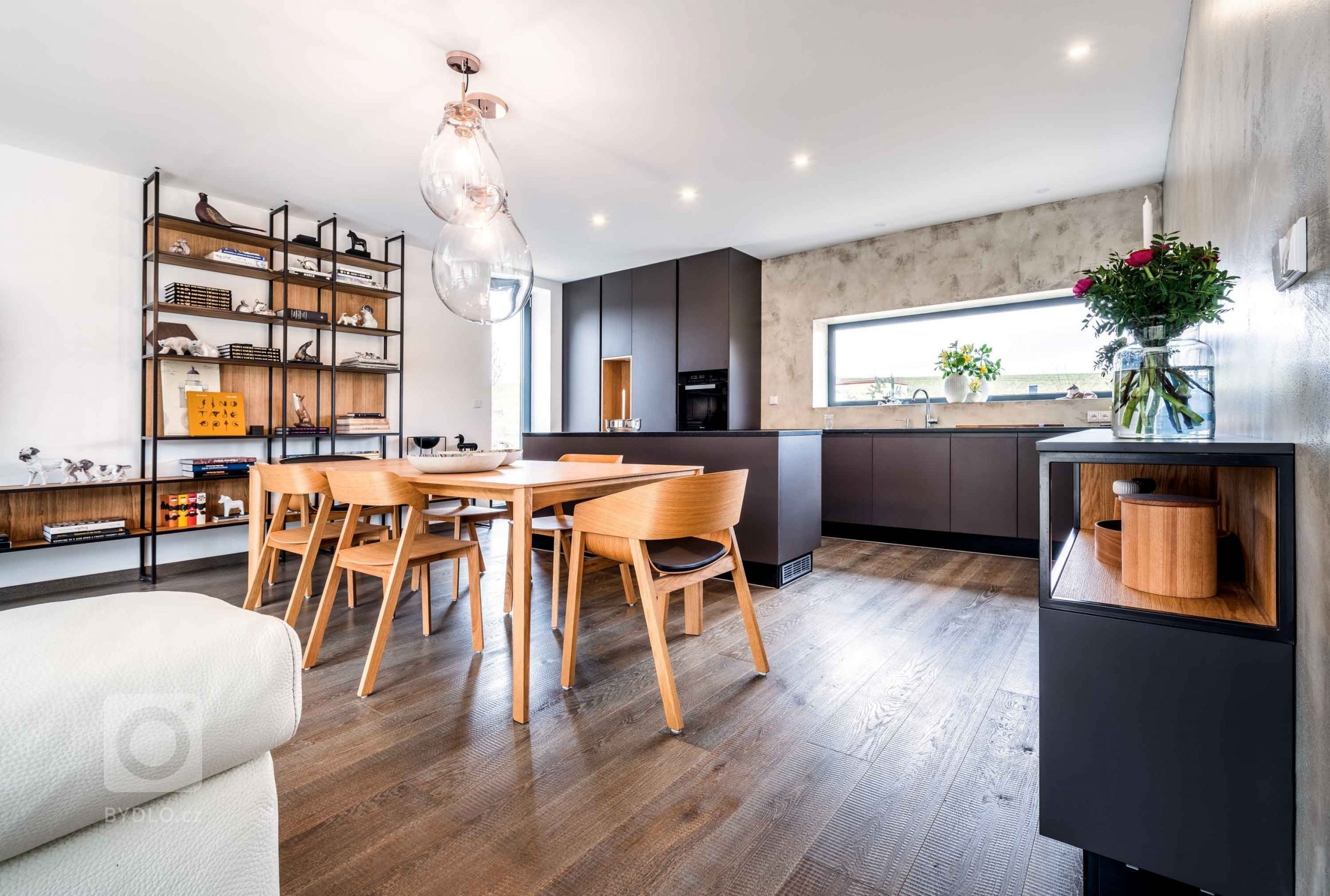 Překrásná kuchyň, kde jsou využity nejnovější materiály a funkce, kladoucí důraz na ergonomii. V této kuchyni je efektivně využitý prostor, zvolené skříňky…