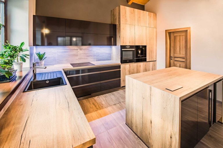 Zajímavá kombinace černé se světlejším dřevem. Černá dodává kuchyni elegantnost a styl, dřevo útulnost a teplo domova. Společně se tyto materiály doplňují a…