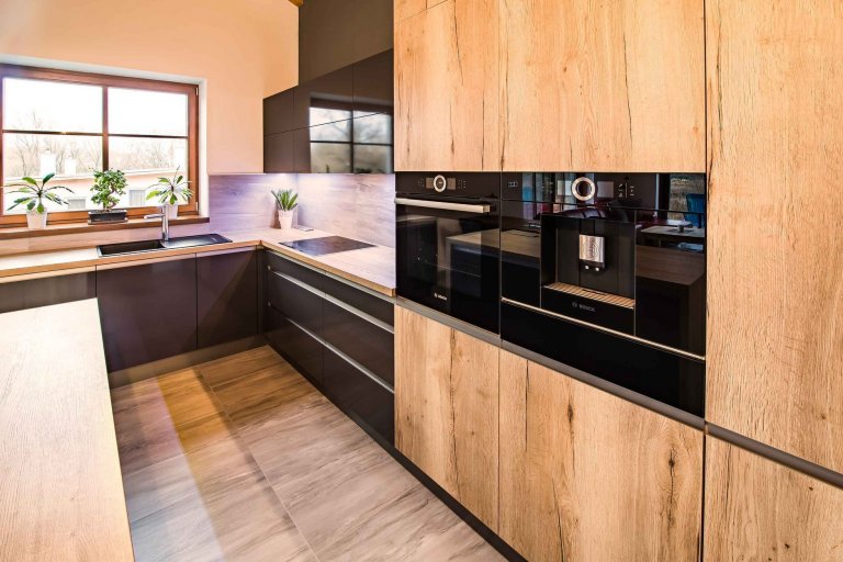 Zajímavá kombinace černé se světlejším dřevem. Černá dodává kuchyni elegantnost a styl, dřevo útulnost a teplo domova. Společně se tyto materiály doplňují a…