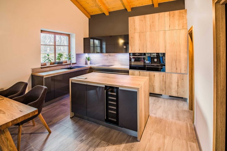 Zajímavá kombinace černé se světlejším dřevem. Černá dodává kuchyni elegantnost a styl, dřevo útulnost a teplo domova. Společně se tyto materiály doplňují a…
