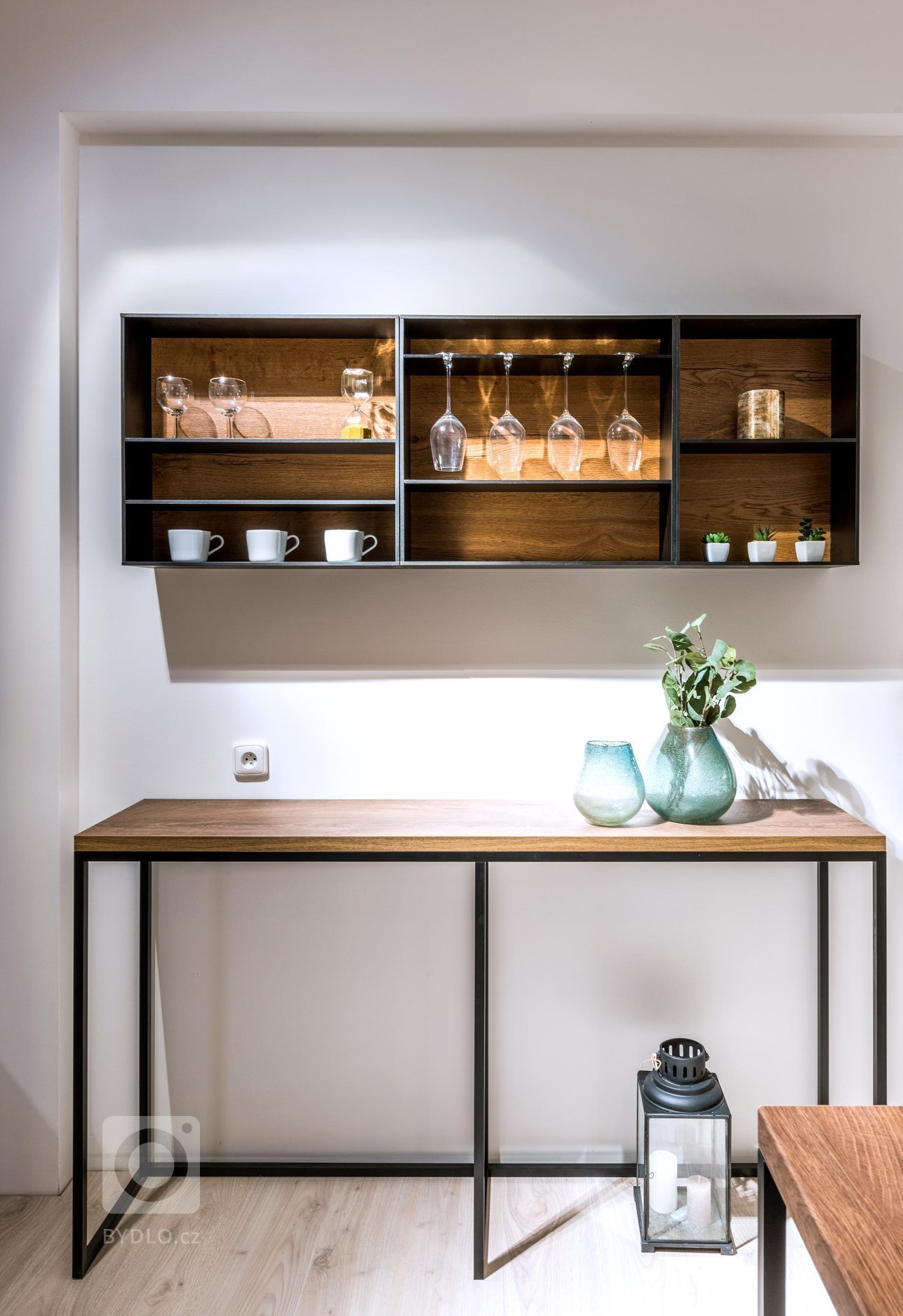 Tahle kuchyňka je odlehčená s moderními designovými prvky. Příjemný přírodní nádech ji vkládají teplé tóny. Lesklý Kashmir dolaďuje dřevěná pracovní deska…