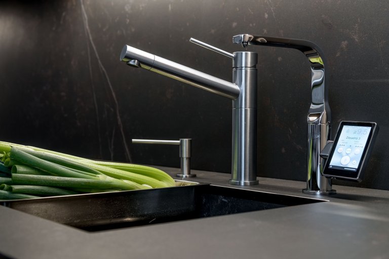 Prostor sdíleného požitku i místo pro seberealizaci. Kuchyně Exclusive Kasmir Evermatt má od stropu až k podlaze vše, aby uspokojila jakékoli přání svých…