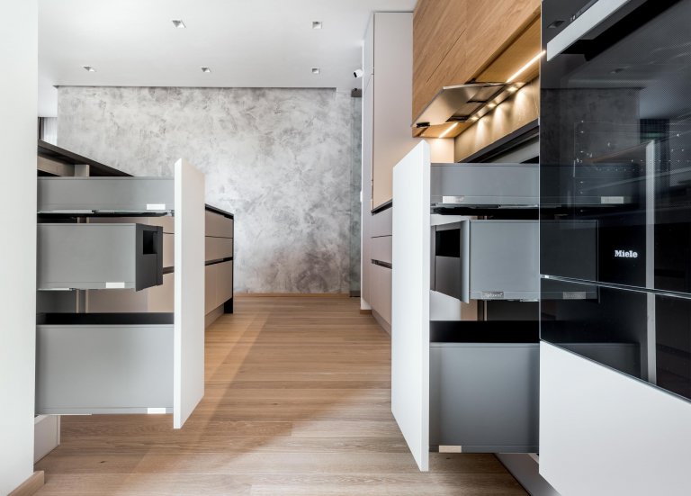 Prostor sdíleného požitku i místo pro seberealizaci. Kuchyně Exclusive Kasmir Evermatt má od stropu až k podlaze vše, aby uspokojila jakékoli přání svých…