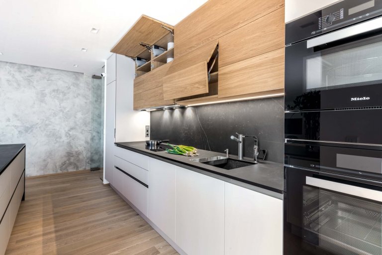 Prostor sdíleného požitku i místo pro seberealizaci. Kuchyně Exclusive Kasmir Evermatt má od stropu až k podlaze vše, aby uspokojila jakékoli přání svých…