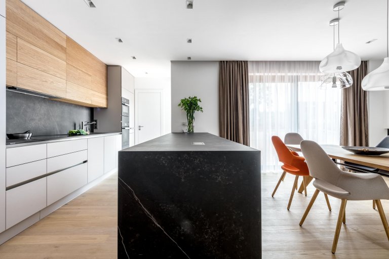 Prostor sdíleného požitku i místo pro seberealizaci. Kuchyně Exclusive Kasmir Evermatt má od stropu až k podlaze vše, aby uspokojila jakékoli přání svých…