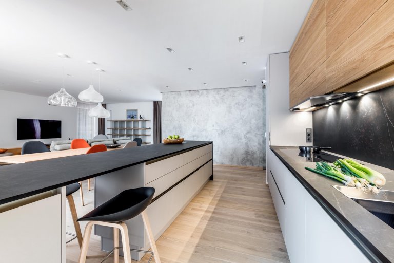 Prostor sdíleného požitku i místo pro seberealizaci. Kuchyně Exclusive Kasmir Evermatt má od stropu až k podlaze vše, aby uspokojila jakékoli přání svých…