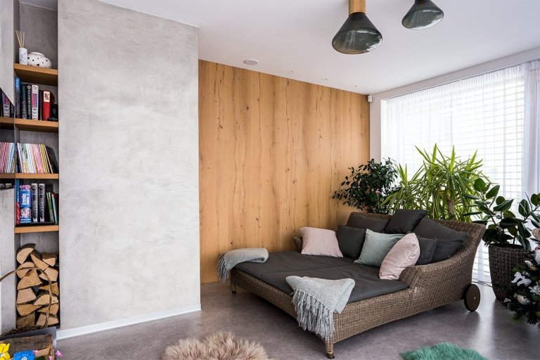 Na začátku téhle kuchyně stálo jediné rozhodování: Zvolit spíše chladnější, luxusnější pojetí plné čistých linií? Nebo výrazné barvy se zdobnými detaily? Jak…