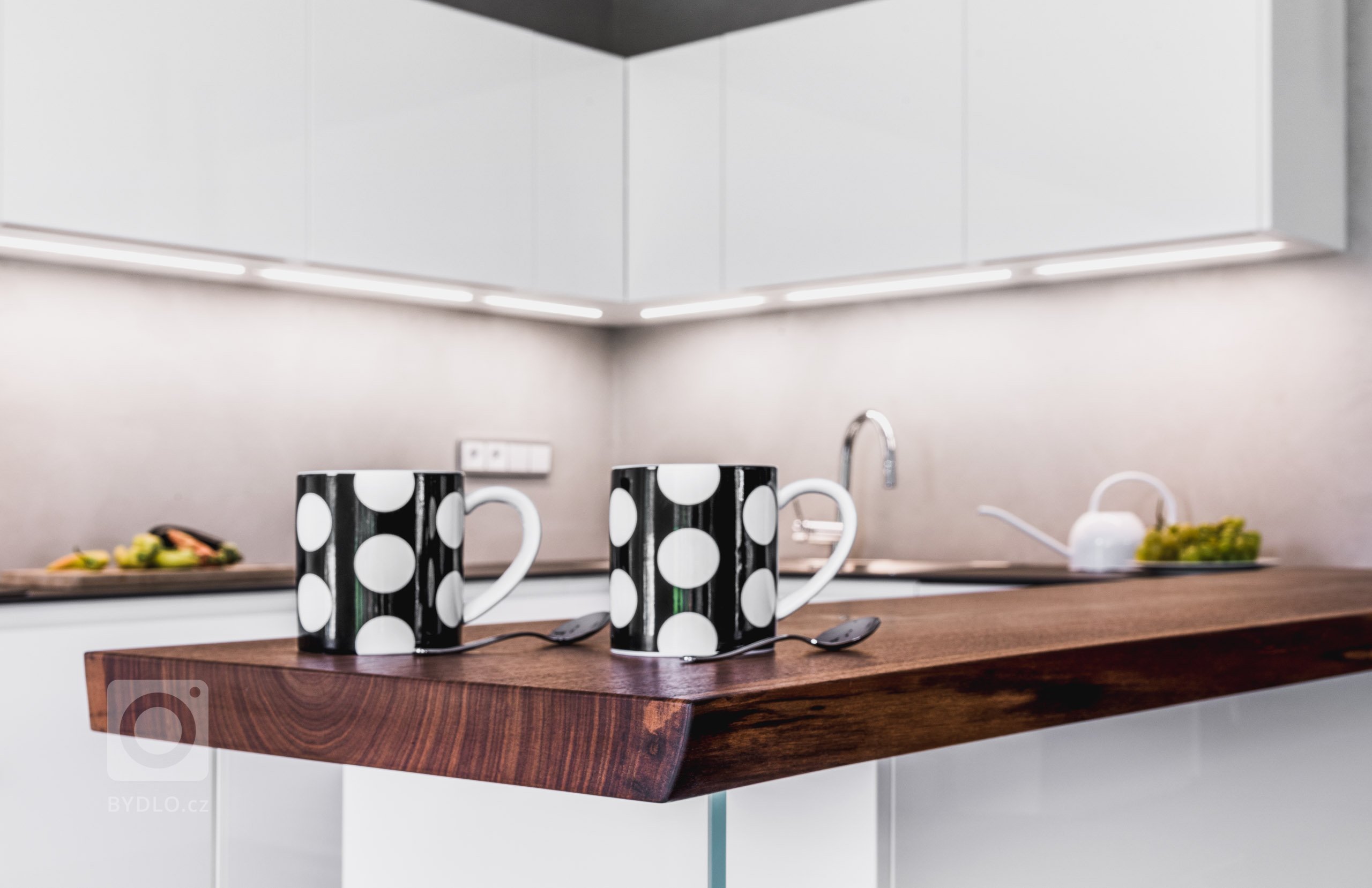 Tytam jsou doby, kdy se tvrdilo, že bílá kuchyňská linka je nepraktická. Bílá má tu vlastnost, že zvětšuje prostor, vnáší do něj jas a světlo. Díky nový…