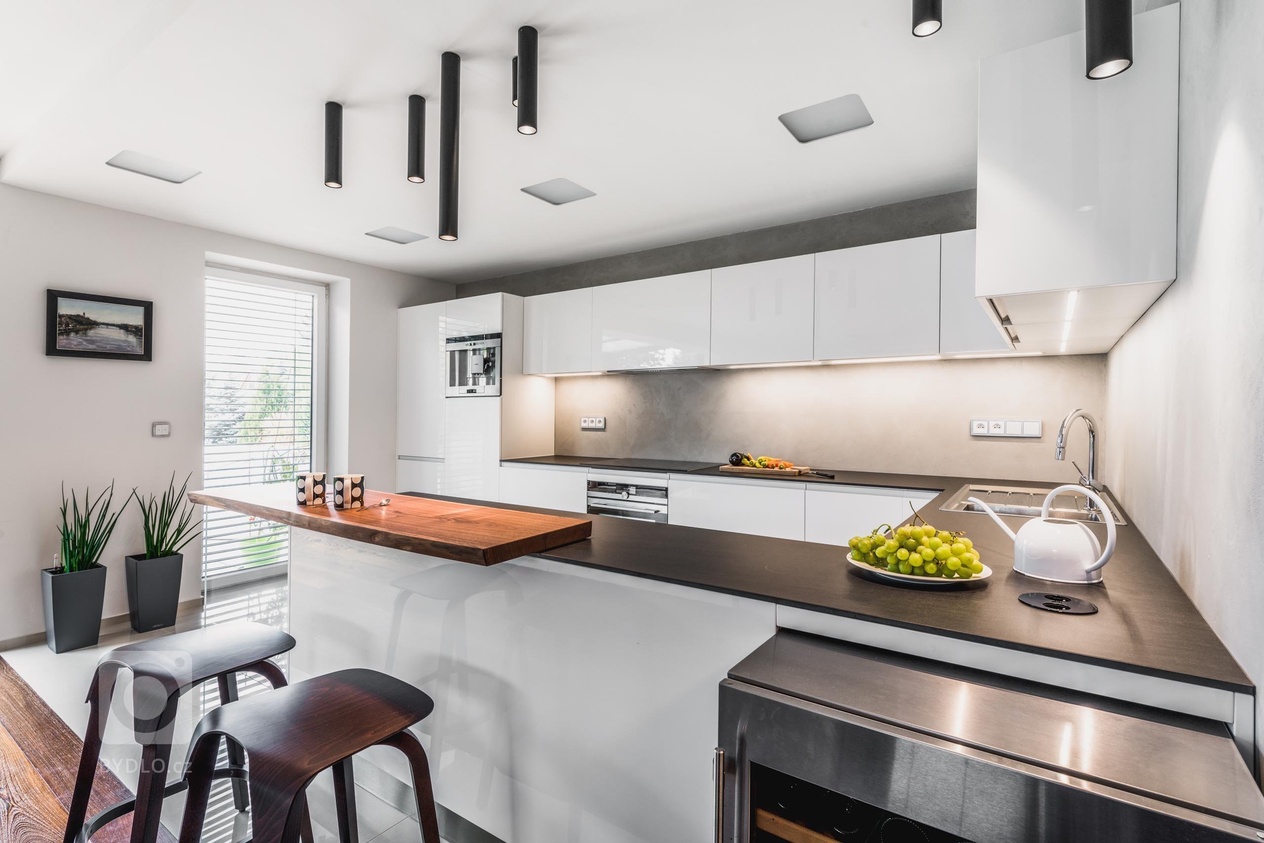 Tytam jsou doby, kdy se tvrdilo, že bílá kuchyňská linka je nepraktická. Bílá má tu vlastnost, že zvětšuje prostor, vnáší do něj jas a světlo. Díky nový…