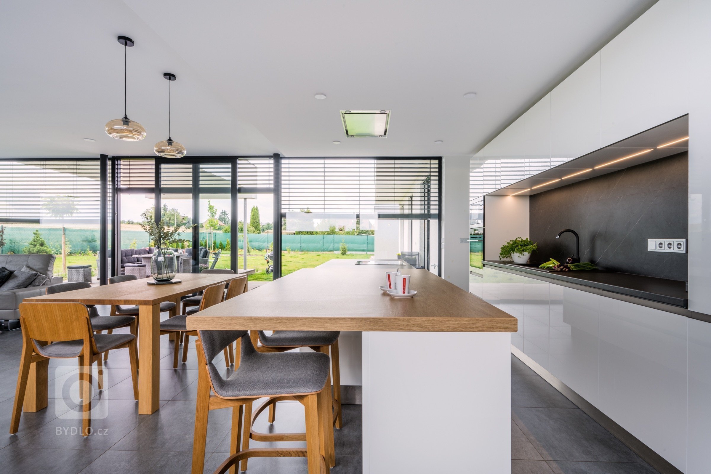 Legendární kombinace? Nadčasová elegance? Ikonický design? Spojení bílé s černou má spoustu zavedených pojmenování a všechny do jednoho jsou přiléhavá. I v…