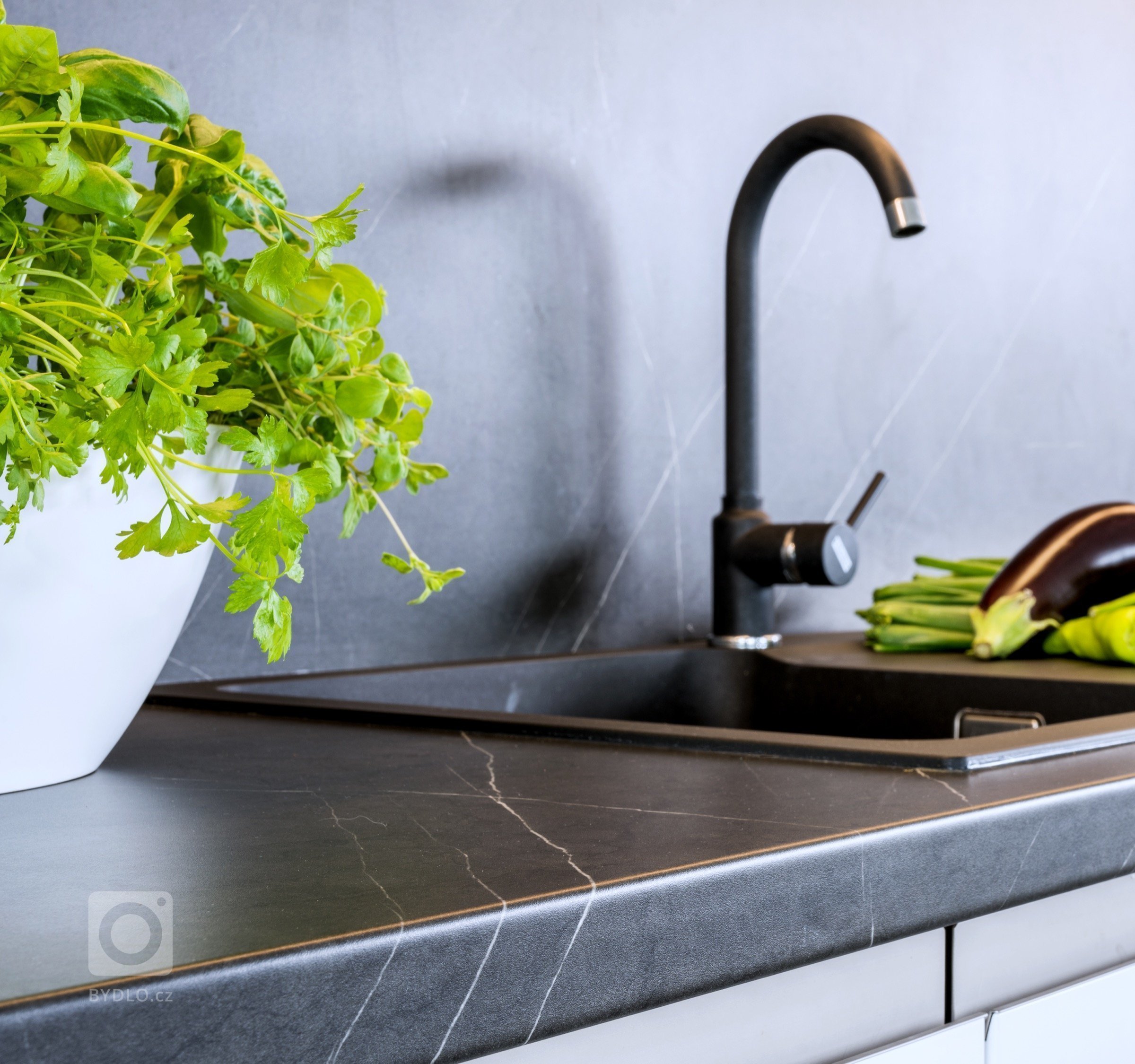 Legendární kombinace? Nadčasová elegance? Ikonický design? Spojení bílé s černou má spoustu zavedených pojmenování a všechny do jednoho jsou přiléhavá. I v…