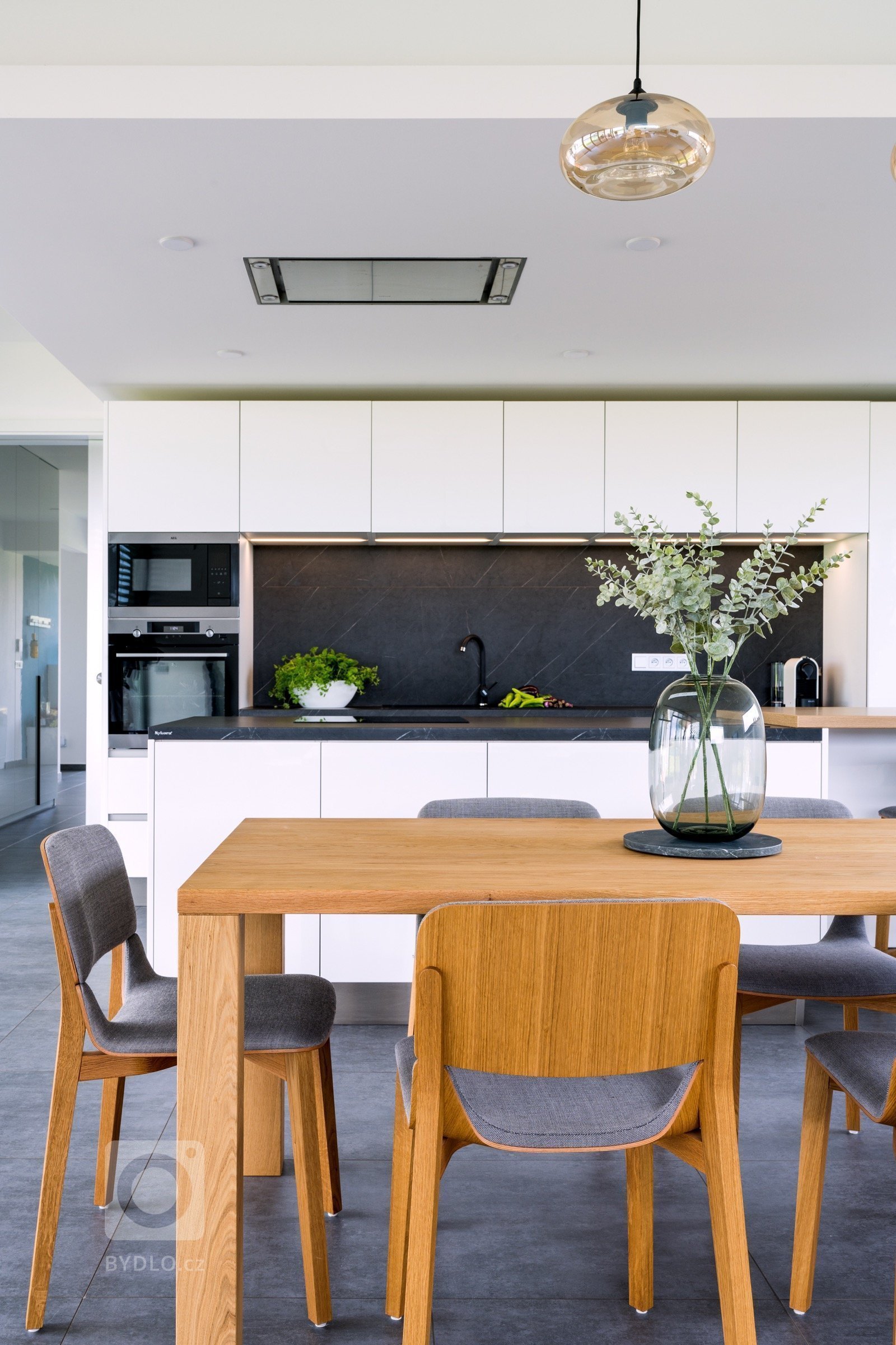 Legendární kombinace? Nadčasová elegance? Ikonický design? Spojení bílé s černou má spoustu zavedených pojmenování a všechny do jednoho jsou přiléhavá. I v…