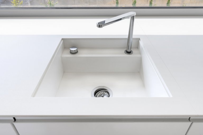 Keramický kryt na pracovní desce překrývá dřez a udržuje hladký design kuchyně. Po jeho odstranění se vysune baterie a před vámi je velkorysé mycí centrum. 
