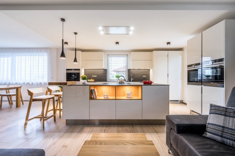 add picture to album