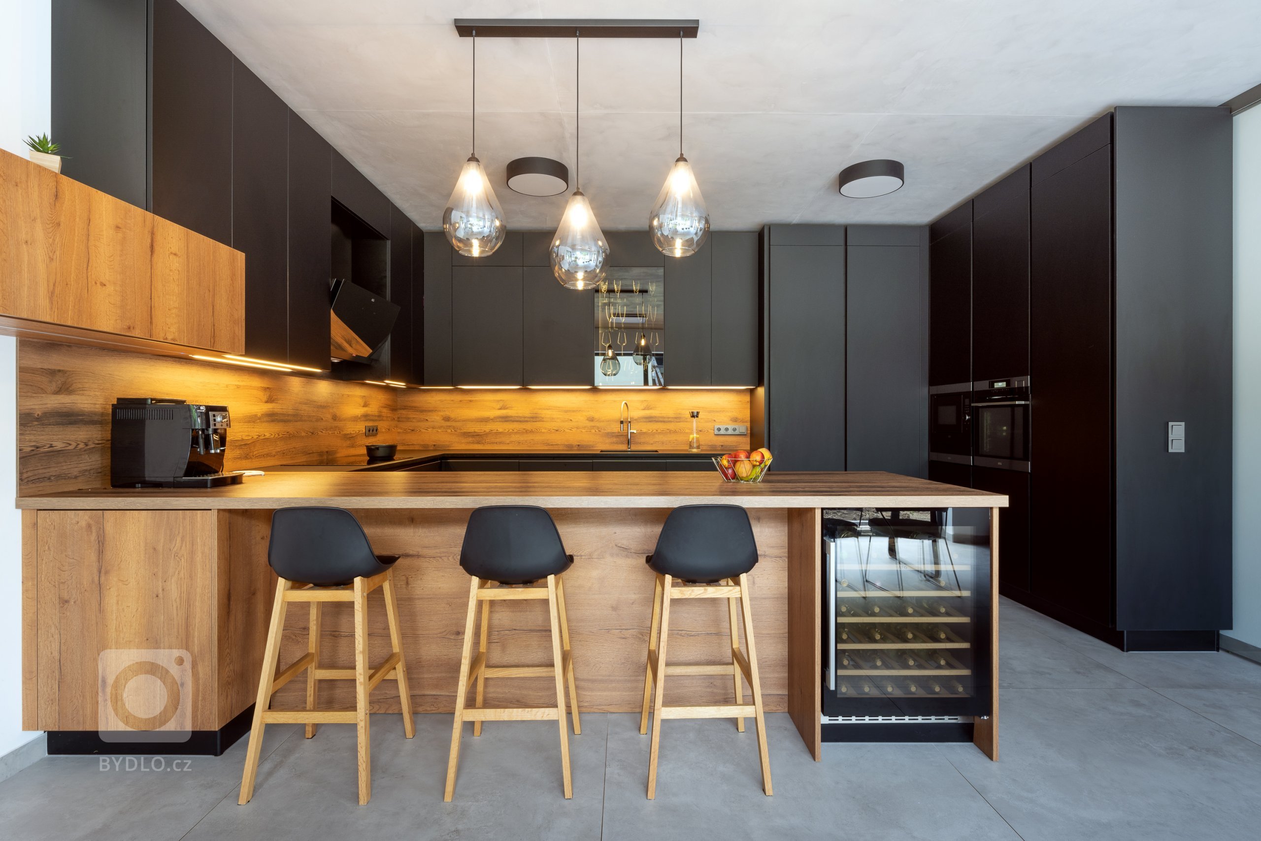 RAZ DVA TŘI SYKORA.

Nejlepším doporučením jsou vlastní zkušenosti. Tato sestava je už třetí kuchyní Sykora, kterou v rodině investorů mají - a my věříme, že…