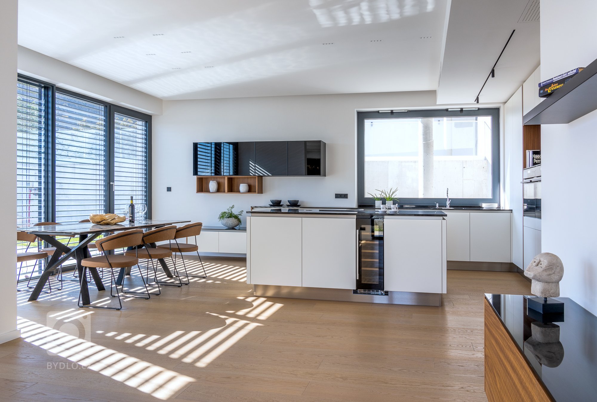 KUCHYNĚ, V NÍŽ SE KAŽDÝ DEN MĚNÍ V ZÁŽITEK.&nbsp;

Zanechá ve vás stopu. Ale váš otisk na ni neulpí. Nová realizace je jednou z těch, které vám zůstanou v…