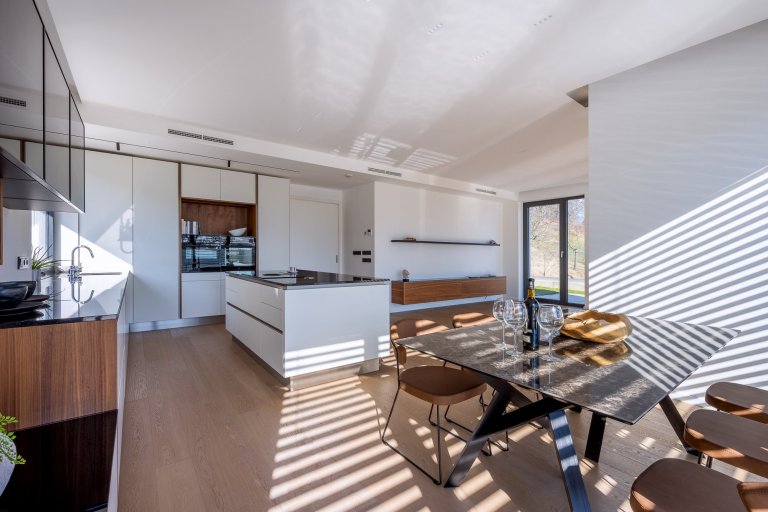 KUCHYNĚ, V NÍŽ SE KAŽDÝ DEN MĚNÍ V ZÁŽITEK.&nbsp;

Zanechá ve vás stopu. Ale váš otisk na ni neulpí. Nová realizace je jednou z těch, které vám zůstanou v…