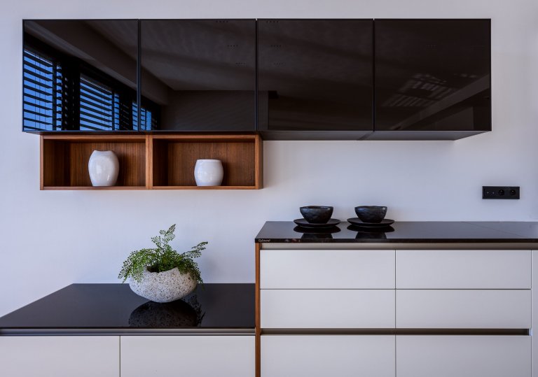 KUCHYNĚ, V NÍŽ SE KAŽDÝ DEN MĚNÍ V ZÁŽITEK.&nbsp;

Zanechá ve vás stopu. Ale váš otisk na ni neulpí. Nová realizace je jednou z těch, které vám zůstanou v…