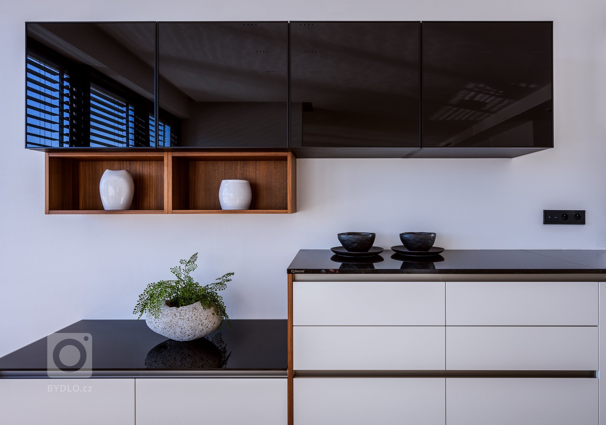 KUCHYNĚ, V NÍŽ SE KAŽDÝ DEN MĚNÍ V ZÁŽITEK.&nbsp;

Zanechá ve vás stopu. Ale váš otisk na ni neulpí. Nová realizace je jednou z těch, které vám zůstanou v…