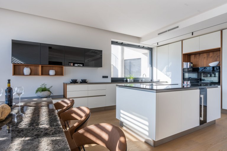 KUCHYNĚ, V NÍŽ SE KAŽDÝ DEN MĚNÍ V ZÁŽITEK.&nbsp;

Zanechá ve vás stopu. Ale váš otisk na ni neulpí. Nová realizace je jednou z těch, které vám zůstanou v…