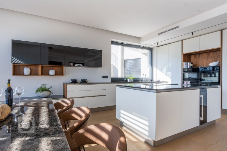 add picture to album