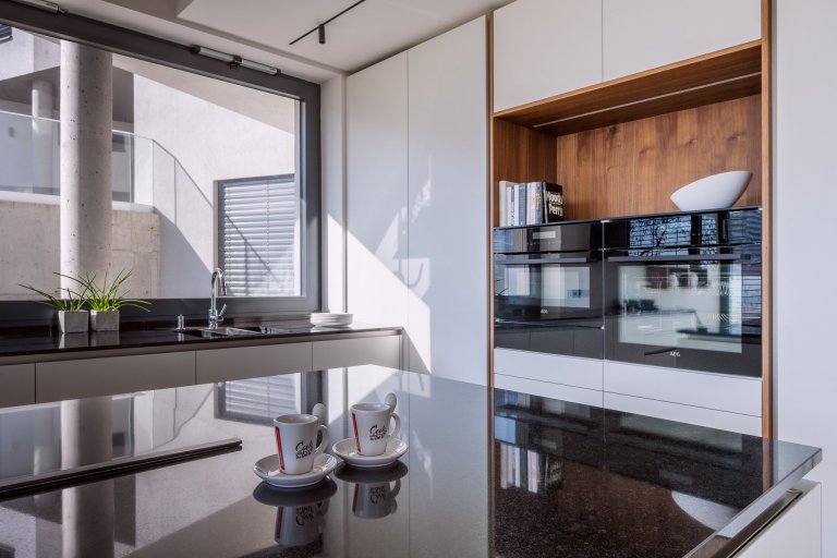 KUCHYNĚ, V NÍŽ SE KAŽDÝ DEN MĚNÍ V ZÁŽITEK.&nbsp;

Zanechá ve vás stopu. Ale váš otisk na ni neulpí. Nová realizace je jednou z těch, které vám zůstanou v…