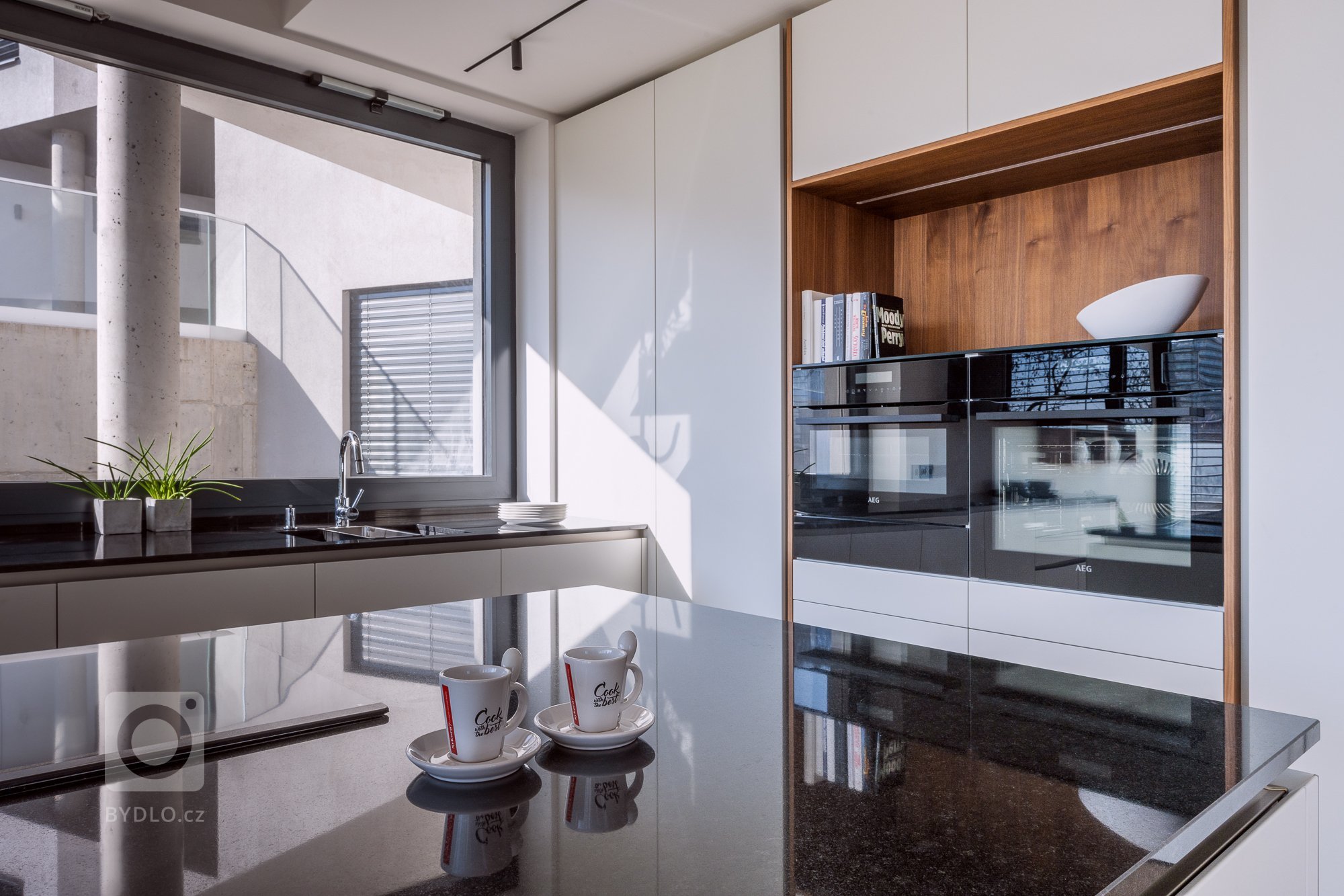 KUCHYNĚ, V NÍŽ SE KAŽDÝ DEN MĚNÍ V ZÁŽITEK.&nbsp;

Zanechá ve vás stopu. Ale váš otisk na ni neulpí. Nová realizace je jednou z těch, které vám zůstanou v…