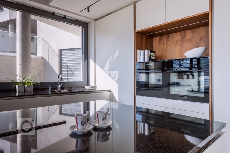 add picture to album