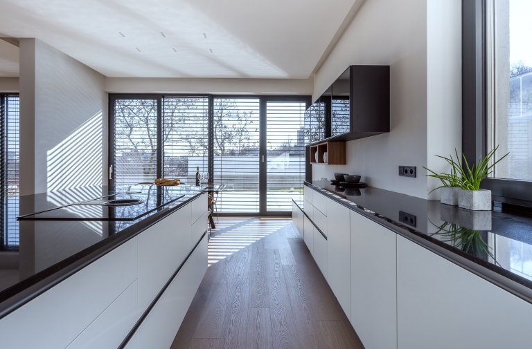 KUCHYNĚ, V NÍŽ SE KAŽDÝ DEN MĚNÍ V ZÁŽITEK.&nbsp;

Zanechá ve vás stopu. Ale váš otisk na ni neulpí. Nová realizace je jednou z těch, které vám zůstanou v…