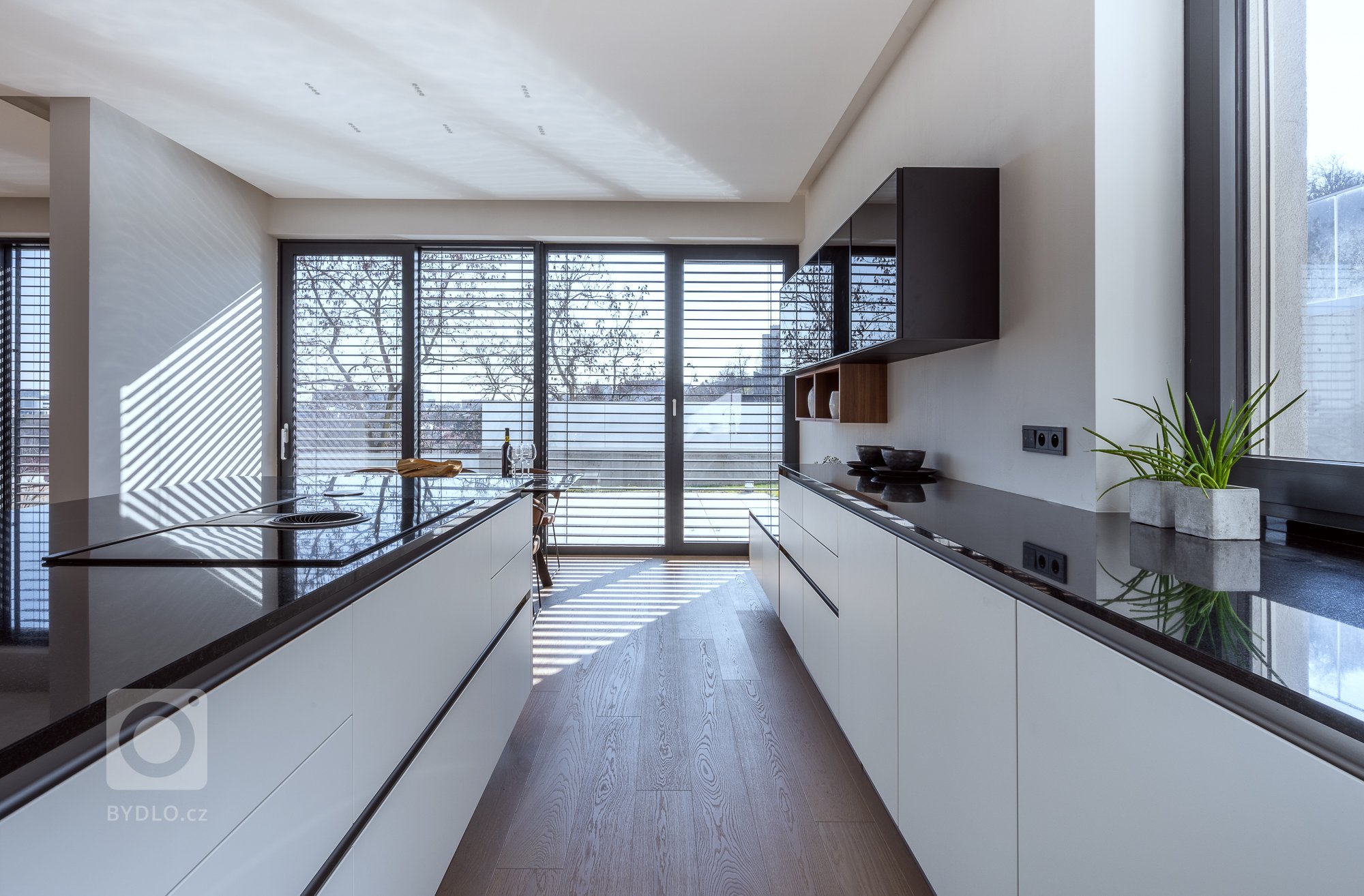 KUCHYNĚ, V NÍŽ SE KAŽDÝ DEN MĚNÍ V ZÁŽITEK.&nbsp;

Zanechá ve vás stopu. Ale váš otisk na ni neulpí. Nová realizace je jednou z těch, které vám zůstanou v…